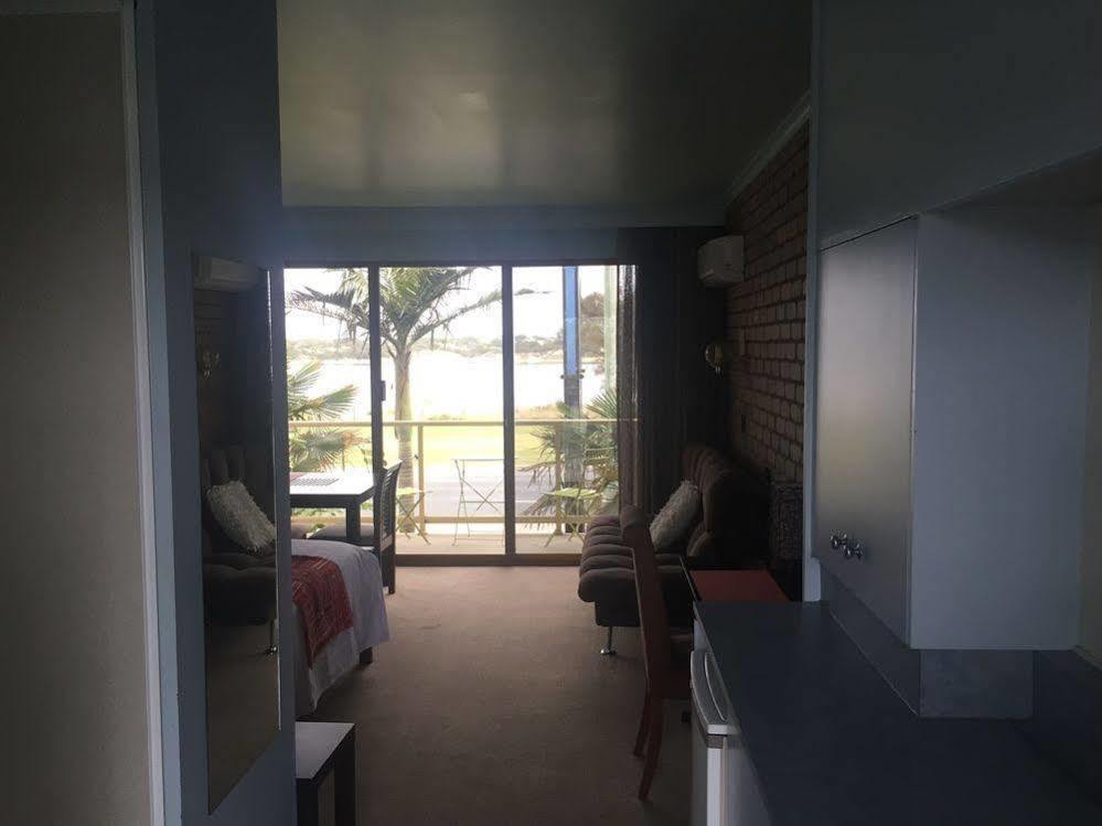 Abel Tasman Waterfront Motel Лейкс-Энтранс Экстерьер фото